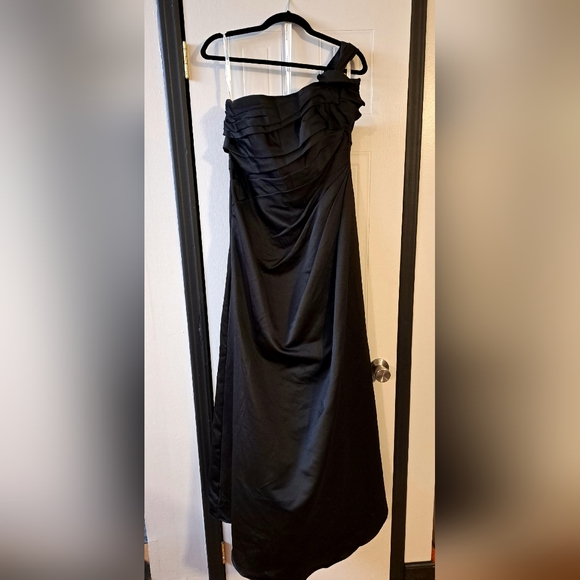 Dress - Picture 1 of 3